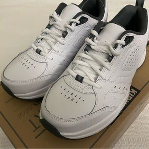 New mens kirkland shoes size 8 US nwt athletic all white